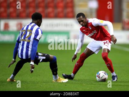 Moses Odubajo (links) von Sheffield Wednesday und Mickel Miller von Rotherham United kämpfen während des Sky Bet Championship-Spiels im AESSEAL New York Stadium, Rotherham, um den Ball. Stockfoto