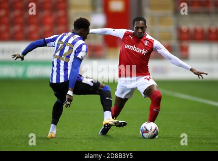 Moses Odubajo (links) von Sheffield Wednesday und Mickel Miller von Rotherham United kämpfen während des Sky Bet Championship-Spiels im AESSEAL New York Stadium, Rotherham, um den Ball. Stockfoto