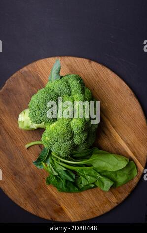Grünes Gemüse.Ernährung für Sportler und Vegetarier. Grünes Gemüse auf einem Holzbrett. Freier Speicherplatz für Text Stockfoto