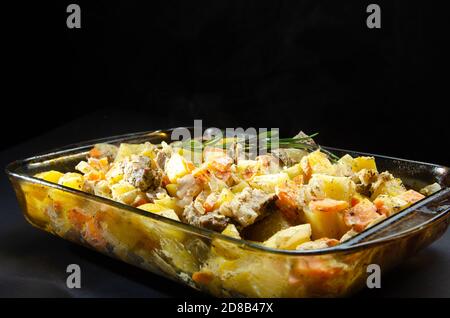 Abendessen im Ofen. Kartoffeln mit Fleisch und Gemüse Stockfoto