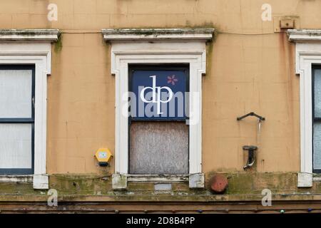 Dorothy Perkins unterzeichnet Logo auf dem verwinkelt Fenster des geschlossenen Kaufhauses Orrs of Airdrie, Airdrie, Schottland, Großbritannien Stockfoto