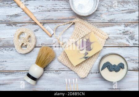 Flaches Lay von verschiedenen Hygiene- und Pflegeartikeln auf Holzhintergrund angeordnet. Zero Waste Konzept Stockfoto