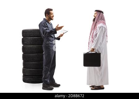 In voller Länge Profilaufnahme eines Automechanikers im Gespräch Ein arabischer Geschäftsmann isoliert auf weißem Hintergrund Stockfoto