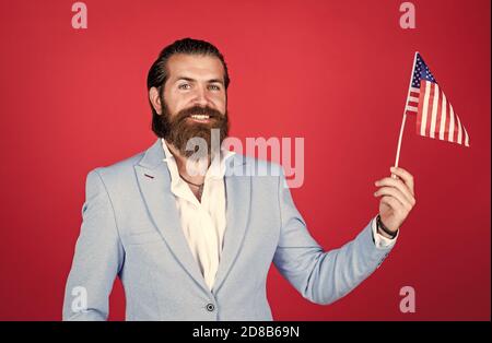 Der amerikanische Mann feiert den Unabhängigkeitstag. Glücklicher Kerl halten amerikanische Flagge. Juli. Amerikanische Staatsbürgerschaft. Patriotische Erziehung. Feier der Freiheit. Amerikanischer Traum lebt. Patriotischer Mann. Stockfoto