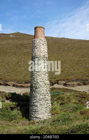 Verlassene und stillgelegte Blue Hills Tin Mine Arbeitsgebäude, Trevellas Combe & Porth, North Cornwall, England, Großbritannien im September Stockfoto