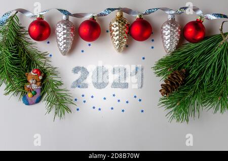 Neujahrskomposition. Neujahr 2021, Weihnachtsspielzeug und Weihnachtsbaumzweige Stockfoto