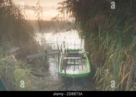 Kleine Fischerboote im kleinen Dock auf Zalew Wislany in Katy Rybackie Stockfoto