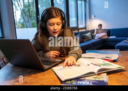 Homeschooling, 2 Mädchen, Schwestern, 11 Jahre alt, zu Hause lernen, zu Hause lernen, Unterricht zu Hause, Fernunterricht, Chat mit Lehrern und Classma Stockfoto