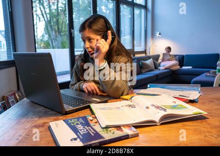 Homeschooling, 2 Mädchen, Schwestern, 11 Jahre alt, zu Hause lernen, zu Hause lernen, Unterricht zu Hause, Fernunterricht, Chat mit Lehrern und Classma Stockfoto