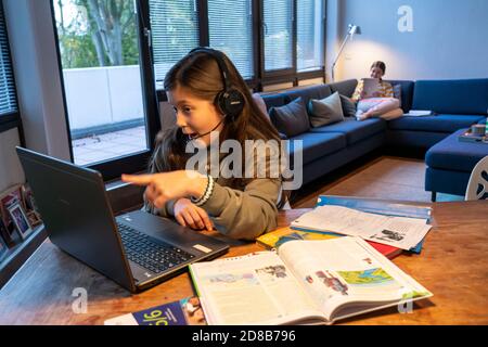 Homeschooling, 2 Mädchen, Schwestern, 11 Jahre alt, zu Hause lernen, zu Hause lernen, Unterricht zu Hause, Fernunterricht, Chat mit Lehrern und Classma Stockfoto