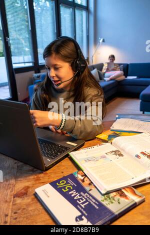 Homeschooling, 2 Mädchen, Schwestern, 11 Jahre alt, zu Hause lernen, zu Hause lernen, Unterricht zu Hause, Fernunterricht, Chat mit Lehrern und Classma Stockfoto