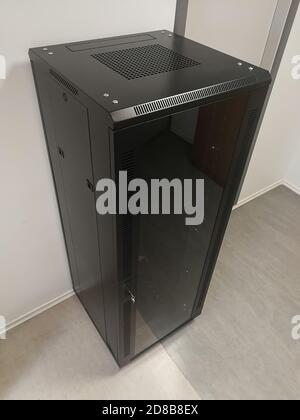 Leeres 19''' Industrie-Rack (19 Zoll-Rack) Für Telekommunikationsgeräte oder Server Stockfoto