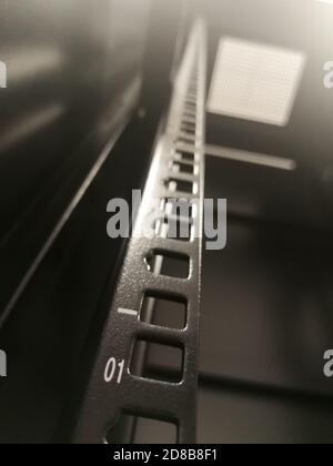 Nahaufnahme eines Fragments eines 19''-Industrieracks (19 Zoll-Rack) Für Telekommunikationsgeräte oder Server Stockfoto