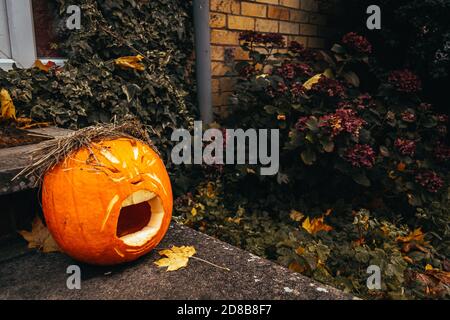 Lustige halloween geschnitzten Kürbis in Gesichtsausdruck, schwarzer Hintergrund mit Kopierer Platz, kreative Squash Carving für Geisternacht und Trick or Treat Jagd Stockfoto