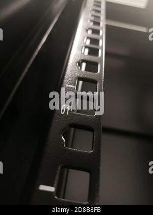 Nahaufnahme eines Fragments eines 19''-Industrieracks (19 Zoll-Rack) Für Telekommunikationsgeräte oder Server Stockfoto