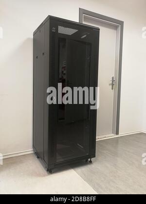 Leeres 19''' Industrie-Rack (19 Zoll-Rack) Für Telekommunikationsgeräte oder Server Stockfoto