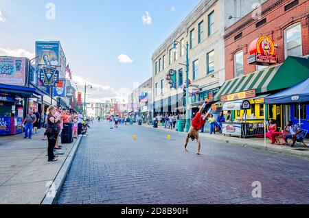 Mitglieder der Beale Street Flippers unterhalten Touristen auf der Beale Street, 12. September 2015, in Memphis, Tennessee. Stockfoto