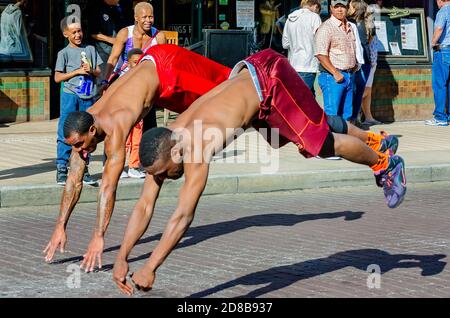 Mitglieder der Beale Street Flippers unterhalten Touristen auf der Beale Street, 12. September 2015, in Memphis, Tennessee. Stockfoto