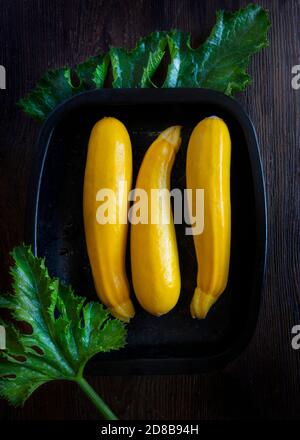 Draufsicht Komposition mit hellen frischen Bio-gelben Zucchini Stockfoto