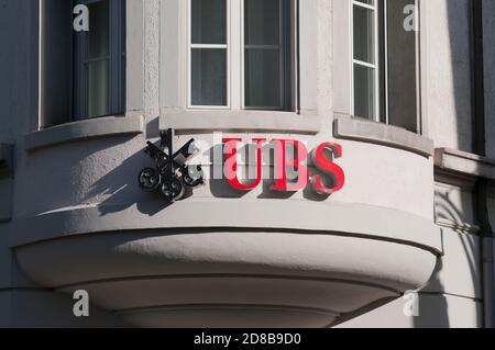 Altdorf, Uri, Schweiz - 25. Oktober 2020 : UBS-Logo an einer Gebäudefassade in Altdorf. UBS ist eine der führenden Banken in der Schweiz und in Stockfoto