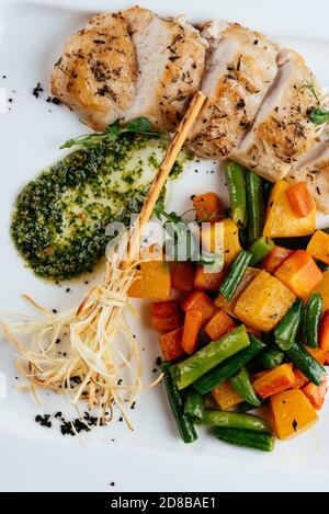 Gegrillte Ente mit Herbstgemüse auf schwarzem Hintergrund Stockfoto