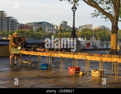 Wir nutzten den Buchmarkt am Southbank der Themse während des Sonnenuntergangs. London Stockfoto