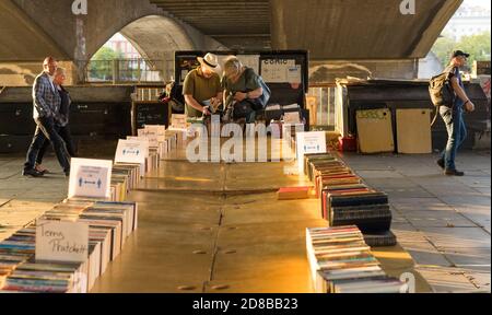 Wir nutzten den Buchmarkt am Southbank der Themse während des Sonnenuntergangs. London Stockfoto