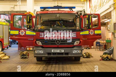 Feuerwehrmaschine mit offenen Türen in einer Feuerwache auf der Shaftesbury Avenue. London Stockfoto