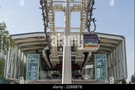 Emirates Airlines Seilbahn innerhalb des Bahnhofs von außen gesehen. London Stockfoto