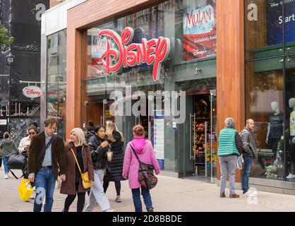 Disney-Laden in der Oxford Street mit Leuten, die vor dem Laden laufen. London Stockfoto