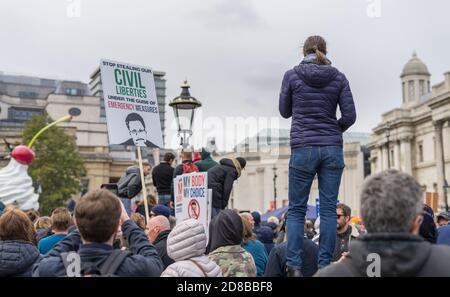 Anti-Covid-19 Lockdown Protest auf Trafalgar Square. Konzentrieren Sie sich auf die alleinstehende Dame. London Stockfoto