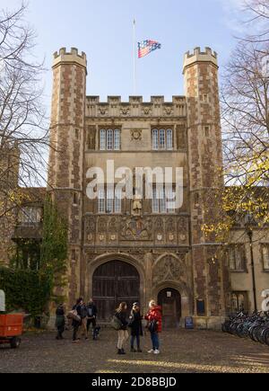 Der Haupteingang der Kapelle des Trinity College mit Studenten, die draußen stehen. Cambridge, England Stockfoto