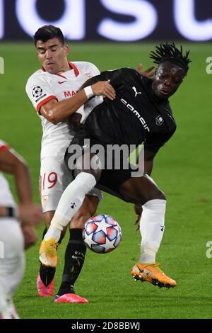SEVILLA, SPANIEN - 28. OKTOBER: Marcos Acuna vom FC Sevilla und Jeremy Doku vom Stade Rennais während des UEFA Champions League Gruppe E-Etappensiegs zwischen dem FC Sevilla und Stade Rennais im Estadio Ramon Sanchez-Pizjuan am 28. Oktober 2020 in Sevilla, Spanien. (Foto von Juan Jose Ubeda/ MB Media). Stockfoto