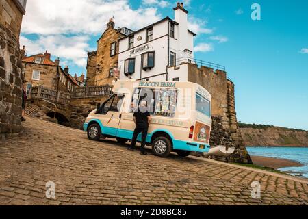 Eiswagen auf dem Slipway in Robin Hoods Bay (2020) Stockfoto