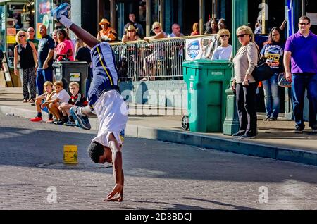 Mitglieder der Beale Street Flippers unterhalten Touristen auf der Beale Street, 12. September 2015, in Memphis, Tennessee. Stockfoto