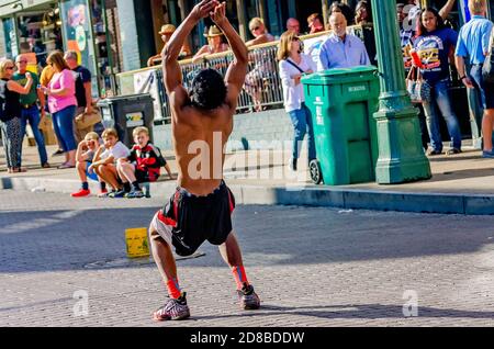 Mitglieder der Beale Street Flippers unterhalten Touristen auf der Beale Street, 12. September 2015, in Memphis, Tennessee. Stockfoto