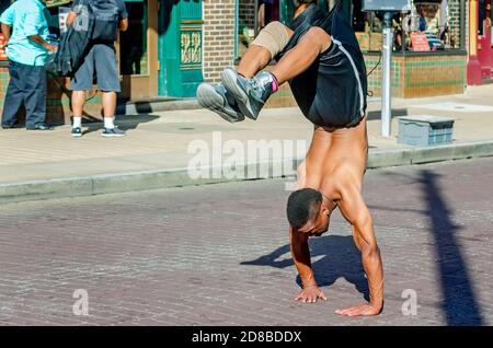 Mitglieder der Beale Street Flippers unterhalten Touristen auf der Beale Street, 12. September 2015, in Memphis, Tennessee. Stockfoto