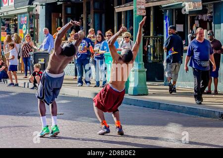 Mitglieder der Beale Street Flippers unterhalten Touristen auf der Beale Street, 12. September 2015, in Memphis, Tennessee. Stockfoto