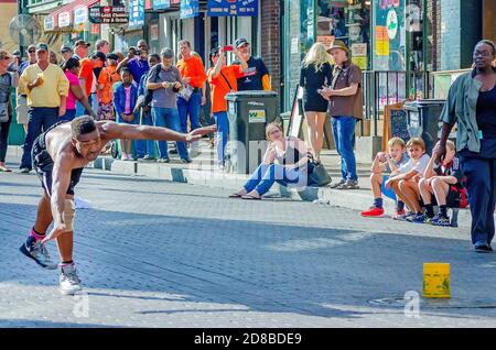 Mitglieder der Beale Street Flippers unterhalten Touristen auf der Beale Street, 12. September 2015, in Memphis, Tennessee. Stockfoto