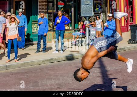 Mitglieder der Beale Street Flippers unterhalten Touristen auf der Beale Street, 12. September 2015, in Memphis, Tennessee. Stockfoto