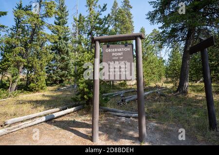 Schild für den Observation Point Trailhead, um Old Faithful Geyser von oben im Yellowstone National Park zu sehen Stockfoto