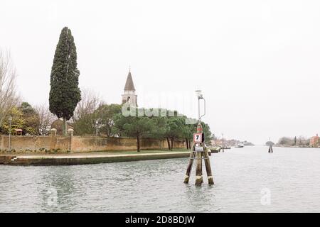 Chiesa di San Michele Arcangelo, Mazzorbo. Blick auf die Uferpromenade der Insel Mazzorbo, neben Burano, in Venedig Italien im Winter. Stockfoto