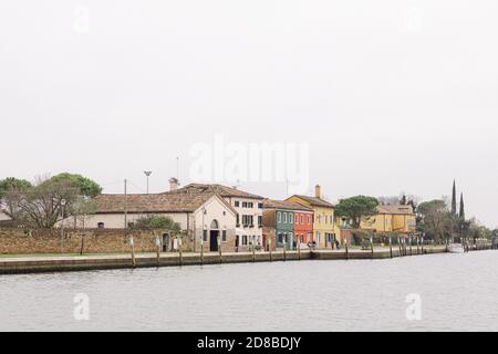 Blick auf die Uferpromenade der Insel Mazzorbo, neben Burano, in Venedig Italien im Winter. Stockfoto