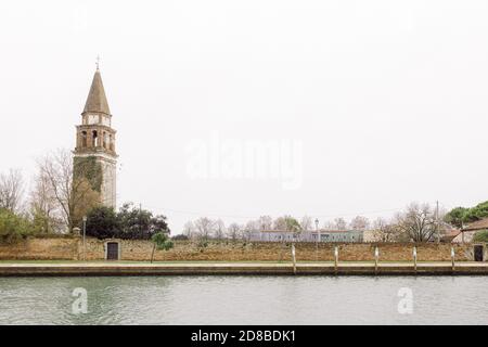 Chiesa di San Michele Arcangelo, Mazzorbo. Blick auf die Uferpromenade der Insel Mazzorbo, neben Burano, in Venedig Italien im Winter. Stockfoto