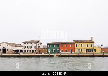 Blick auf die Uferpromenade der Insel Mazzorbo, neben Burano, in Venedig Italien im Winter Stockfoto