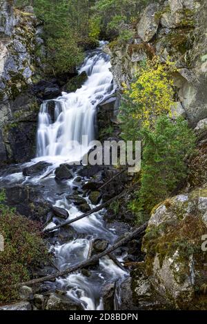 Crystal Falls im Herbst im nordöstlichen Teil des Staates Washington. Stockfoto