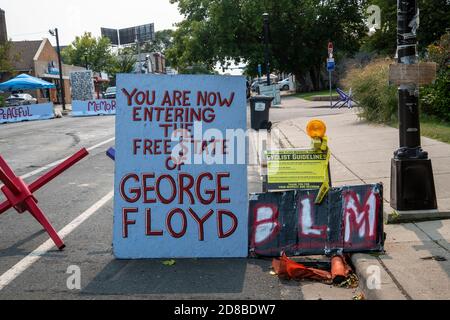 Minneapolis, Minnesota. Eintrittsschild am George Floyd Memorial, das besagt, dass Sie in einen freien Staat an der 38. Und Chicago Street eintreten. Stockfoto