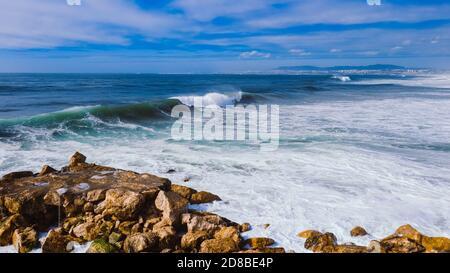 Luftaufnahme des Atlantischen Ozeans große Wellen treffen Felsen am Strand. Portugal Stockfoto