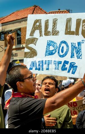 Eine Demonstration von Black Lives Matter trägt Gesichtsmasken aufgrund des Coronavirus und trägt Schilder in Newport Beach, CA. Stockfoto