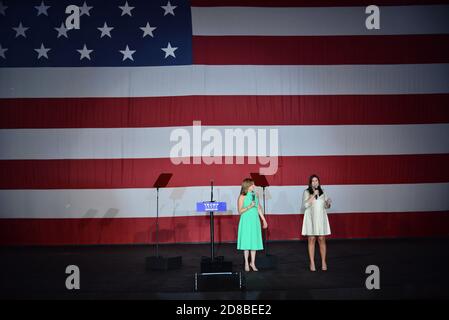 Miami, Florida, USA. Oktober 2020. Lobbyist Mercedes Schlapp und ehemalige Pressesprecherin des Weißen Hauses Sarah Huckabee Sanders sprechen am 27. Oktober 2020 im Bayfront Park Amphitheatre in Miami, Florida, bei einer Kampagnenveranstaltung für ihren US-Präsidenten Donald Trump. Ivanka fährt fort, für ihren Vater vor dem 3. November Wahltag zu kämpfen. Quelle: Mpi10/Media Punch/Alamy Live News Stockfoto